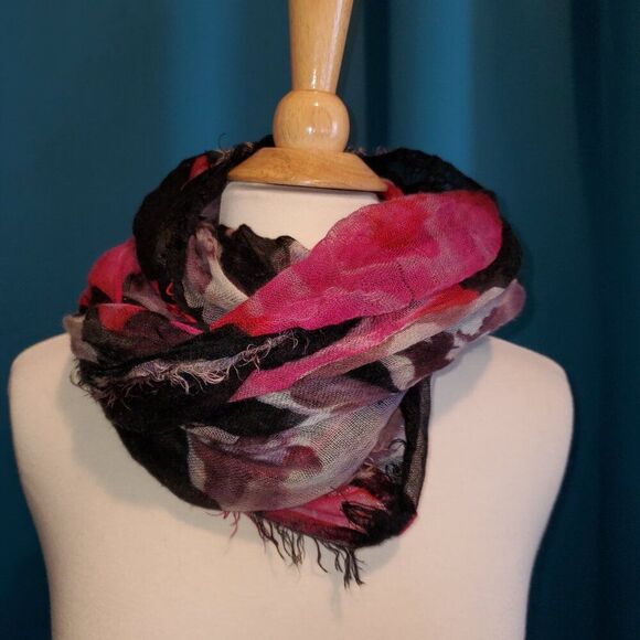 2 Sheer Infinity scarves - Black & Roses - Green Tartan - Picture 4 of 8
